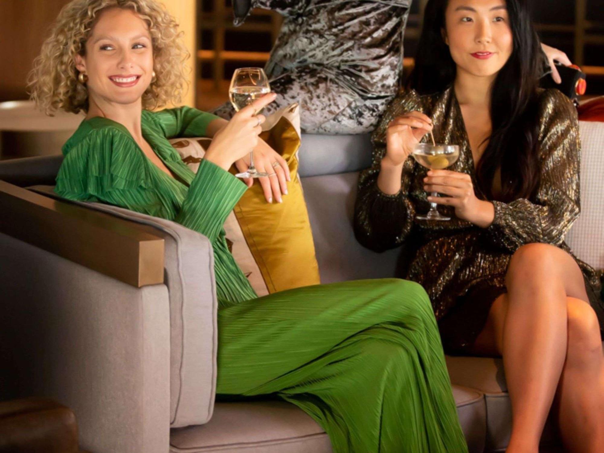 The William Inglis Mgallery Warwick Farm Exterior foto Two women socializing