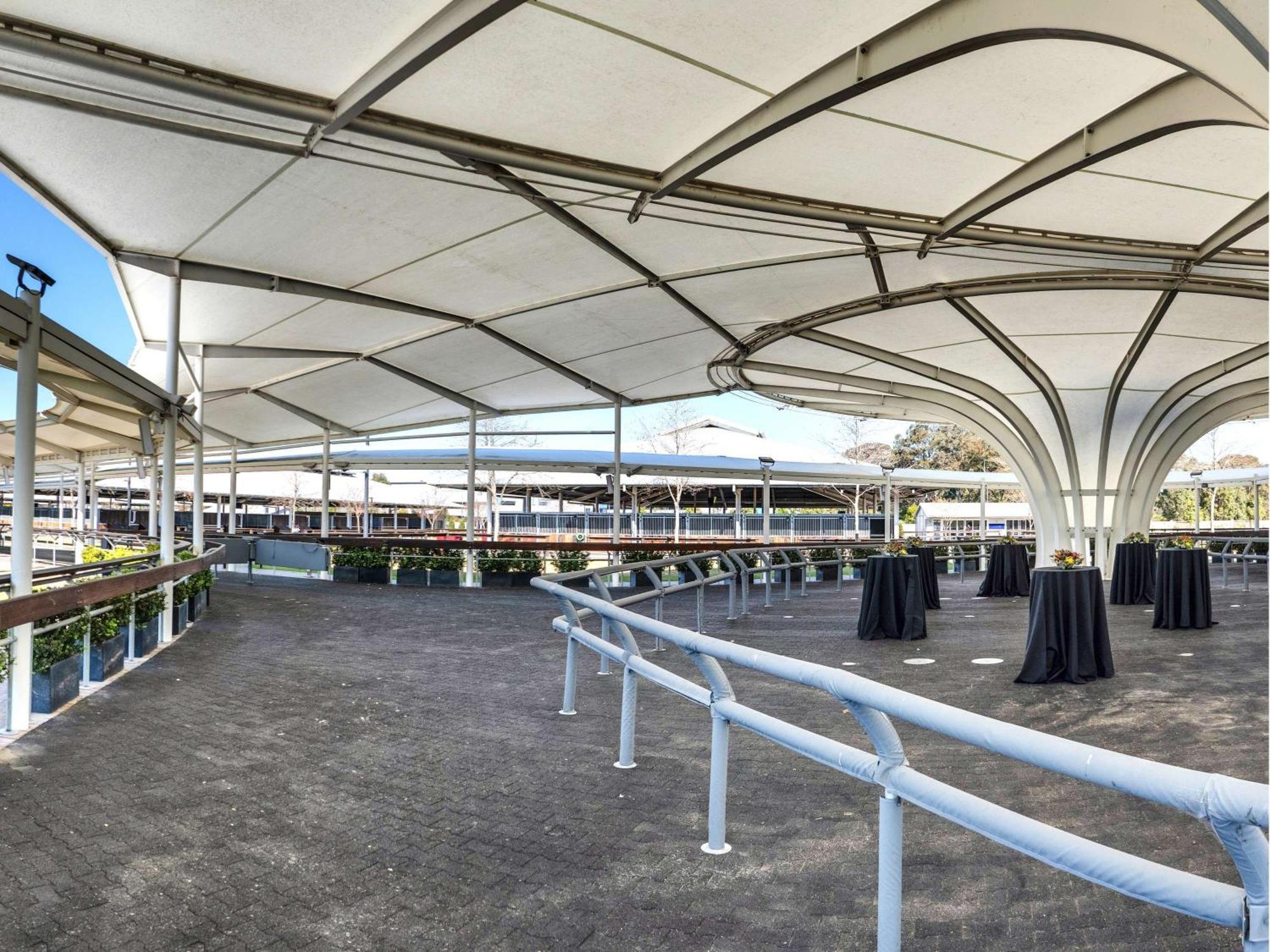 The William Inglis Mgallery Warwick Farm Exterior foto The Grandstand at the Sunshine Coast Turf Club